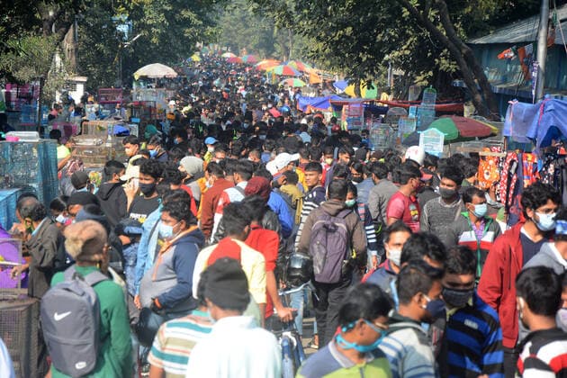 India: Crowd in pet market in Covid pandemic at Gallif street Massive crowd in pet market in Codvid pandemic situation. It was the largest and the oldest pet market of Kolkata.This pet Market, also known as the Bagbazar Sokher Haat . The city of joy holds the pet market every Sunday from early in the morning to the late afternoon.It was written in paper to maintain social distancing and covid protocols.But somehow most of the people forgot that every day the number of active Covid cases is more than 1 lakh. Kolkata West Bengal India Galiff Street Copyright: RahulxSadhukhan