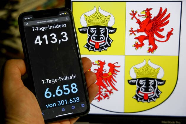 Coronavirus in Deutschland - Covid-19-Dashboard des Robert Koch-Institut DEU, Deutschland, Mecklenburg-Vorpommern 09.01.2022: Die 7-Tage-Inzidenz für das Bundesland (Fälle letzte 7 Tage 100.000 EW) wird auf einem iPhone angezeigt, im Hintergrund das Landeswappen