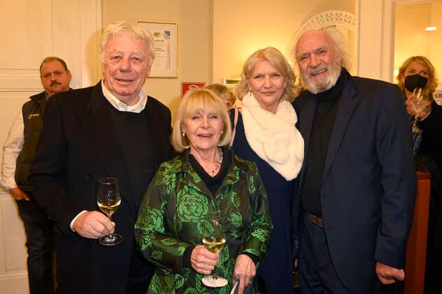 Entertainment Bilder des Tages Dagmar Biener mit Ehemann Joachim Zerbster und Achim Wolff mit Ehefrau Rita Feldmeier bei der Premiere des Theaterstücks Rent A Friend im Schlosspark Theater. Berlin, 08.01.2022 *** Dagmar Biener with husband Joachim Zerbster and Achim Wolff with wife Rita Feldmeier at the premiere of the play Rent A Friend at Schlosspark Theater Berlin, 08 01 2022 Foto:xF.xKernx xFuturexImage