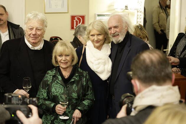 Dagmar Biener mit Ehemann Joachim Zerbster, Achim Wolff mit Ehefrau Rita Feldmeier bei der Theaterpremiere von Rent a friend, Deutschland, Berlin, Schlosspark Theater, RENT A FRIEND, Komödie von Folke Braband, Mit Caroline Beil, Bürger Lars Dietrich, Alessija Lause & TORSTEN MÜNCHOW *** Dagmar Biener with husband Joachim Zerbster, Achim Wolff with wife Rita Feldmeier at the theater premiere of Rent a friend, Germany, Berlin, Schlosspark Theater, RENT A FRIEND, Comedy by Folke Braband, With Caroline Beil, Bürger Lars Dietrich, Alessija Lause TORSTEN MÜNCHOW