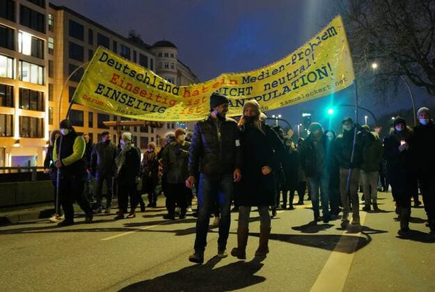 Germany Coronavirus Restrictions Protest 6737921 08.01.2022 People take part in a demonstration against coronavirus disease (COVID-19) measures, in Hamburg, Germany. Ekaterina Solovyova Sputnik Hamburg Germany  Copyright: xEkaterinaxSolovyovax