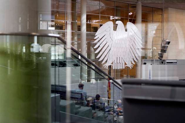 Der Bundesadler im Plenarsaal im Bundestag im Reichstagsgebäude. (Themenbild, Symbolbild) Berlin, 16.12.2021 *** The federal eagle in the plenary hall in the Bundestag in the Reichstag building theme image, symbol image Berlin, 16 12 2021 Foto:xC.xHardtx xFuturexImage