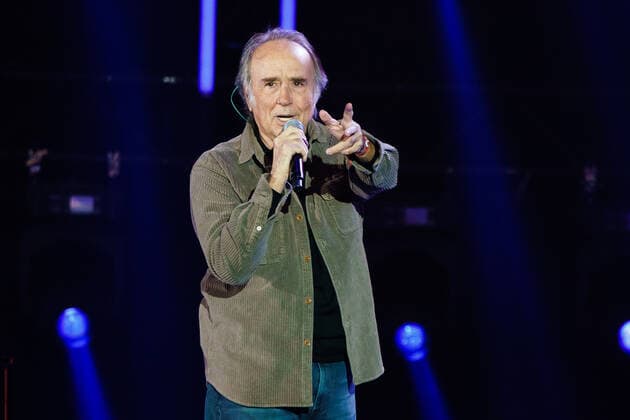 January 9, 2022, Madrid, Spain: Joan Manuel Serrat performs at the solidarity concert Music with La Palma: Stronger than the volcano at Wizink Center, in Madrid. Madrid Spain - ZUMAs197 20220109_zaa_s197_043 Copyright: xAtilanoxGarciax