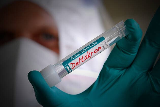 Themenbild,Symbolfoto: DELTAKRON. Nach Delta und Omikron droht nun eine neue Variante des Coronavirus, sich zu verbreiten. Auf Zypern wurde die Deltakron Variante des Corona Virus entdeckt. Corona PCR Test. Preservation tube,Roehrchen mit den Abstrichen von Personen, die sich einem Coronatest in einer drive through Teststation unterzogen haben.