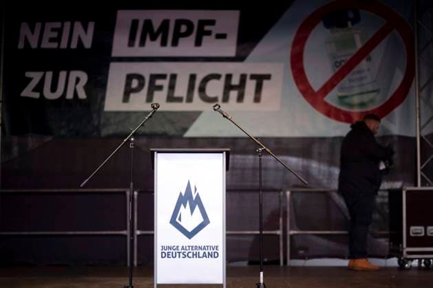 Protest AfD - Gegen Impfplicht DEU, Deutschland, Germany, Berlin, 11.12.2021 Podium mit Logo Flamme der Jungen Alternativen und Nein zur Impfpflicht auf einer Kundgebung und Demonstration der Jungen Alternative JA, die Jugendorganisation‹ der rechtsextremen Partei Alternative fuer Deutschland AfD gegen eine Impfpflicht und die Coronapolitik der Bundesregierung unter dem Motto Impfstreik Deutschland im Regierungsviertel in Berlin. Der Protest ist gegen das Impfen gegen Corona Covid-19 und eine moegliche Impfpflicht wird unterstuetzt von sog. Querdenker und Rechtsradikalen. Junge Alternative fuer Deutschland. en: Podium with the Flamme der Junge alternatives and no to mandatory vaccination at a rally and demonstration by the Junge Alternati