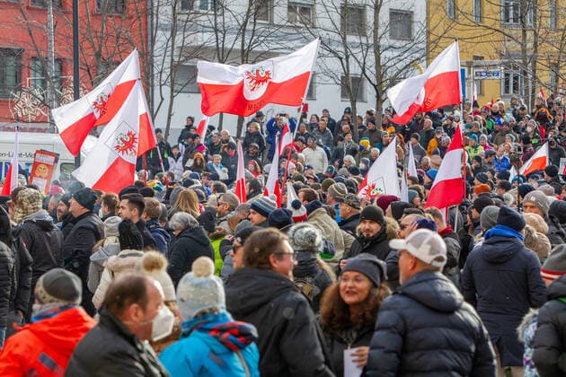 09.01.2022 Demonstration am Landhausplatz und weiter durch die Innenstadt von Innsbruck, Tirol, Österreich Demonstration für die Impffreiheit Demo gegen Corona, Coronavirus, Covid-19 Maßnahmen: Impfpflicht, Impfzwang, Impfen, Lockdown Motto der Demonstration von Team Tirol: Für unsere Freiheit FPÖ und MFG ebenfalls dabei