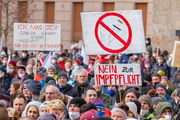 09.01.2022 Demonstration am Landhausplatz und weiter durch die Innenstadt von Innsbruck, Tirol, Österreich Demonstration für die Impffreiheit Demo gegen Corona, Coronavirus, Covid-19 Maßnahmen: Impfpflicht, Impfzwang, Impfen, Lockdown Motto der Demonstration von Team Tirol: Für unsere Freiheit FPÖ und MFG ebenfalls dabei
