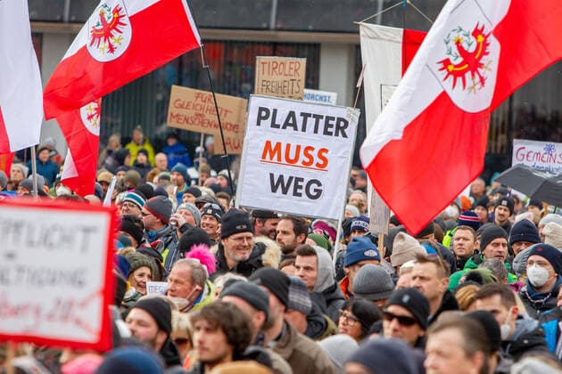 09.01.2022 Demonstration am Landhausplatz und weiter durch die Innenstadt von Innsbruck, Tirol, Österreich Demonstration für die Impffreiheit Demo gegen Corona, Coronavirus, Covid-19 Maßnahmen: Impfpflicht, Impfzwang, Impfen, Lockdown Motto der Demonstration von Team Tirol: Für unsere Freiheit FPÖ und MFG ebenfalls dabei