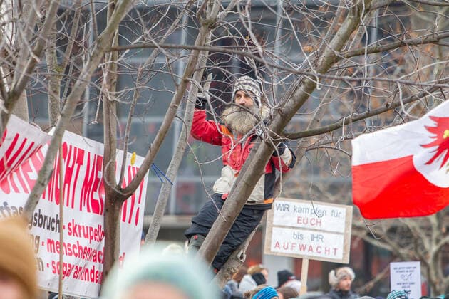 09.01.2022 Demonstration am Landhausplatz und weiter durch die Innenstadt von Innsbruck, Tirol, Österreich Demonstration für die Impffreiheit Demo gegen Corona, Coronavirus, Covid-19 Maßnahmen: Impfpflicht, Impfzwang, Impfen, Lockdown Motto der Demonstration von Team Tirol: Für unsere Freiheit FPÖ und MFG ebenfalls dabei