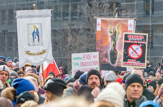 09.01.2022 Demonstration am Landhausplatz und weiter durch die Innenstadt von Innsbruck, Tirol, Österreich Demonstration für die Impffreiheit Demo gegen Corona, Coronavirus, Covid-19 Maßnahmen: Impfpflicht, Impfzwang, Impfen, Lockdown Motto der Demonstration von Team Tirol: Für unsere Freiheit FPÖ und MFG ebenfalls dabei