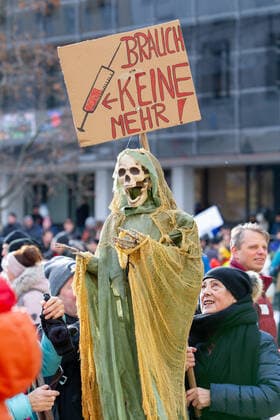 09.01.2022 Demonstration am Landhausplatz und weiter durch die Innenstadt von Innsbruck, Tirol, Österreich Demonstration für die Impffreiheit Demo gegen Corona, Coronavirus, Covid-19 Maßnahmen: Impfpflicht, Impfzwang, Impfen, Lockdown Motto der Demonstration von Team Tirol: Für unsere Freiheit FPÖ und MFG ebenfalls dabei