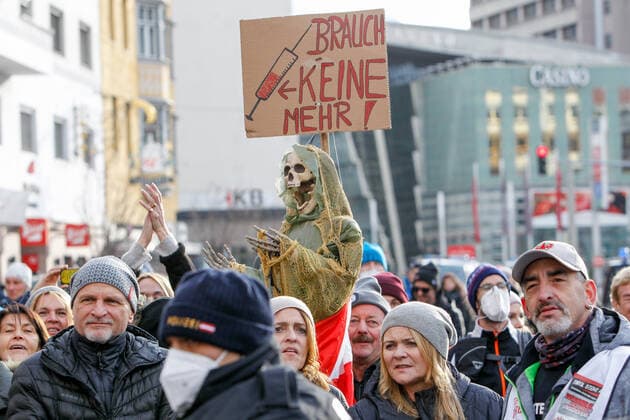09.01.2022 Demonstration am Landhausplatz und weiter durch die Innenstadt von Innsbruck, Tirol, Österreich Demonstration für die Impffreiheit Demo gegen Corona, Coronavirus, Covid-19 Maßnahmen: Impfpflicht, Impfzwang, Impfen, Lockdown Motto der Demonstration von Team Tirol: Für unsere Freiheit FPÖ und MFG ebenfalls dabei