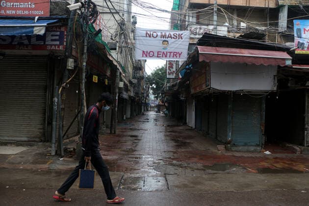 NEW DELHI, INDIA ? JANUARY 9: Deserted view at Lajpat Nagar market on the day of weekend lockdown announced by delhi government due to Covid-19 cases increasing in third wave, on January 9 2022 in New Delhi, India. (Photo by Salman Ali Hindustan Times ) Delhi Imposes Weekend Curfew To Curb Covid-19 Spread