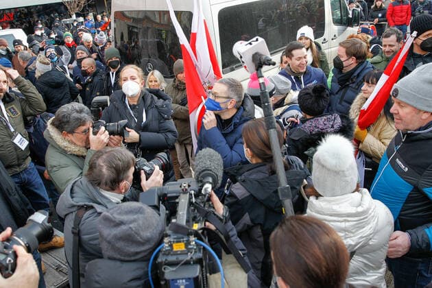 09.01.2022 Demonstration am Landhausplatz und weiter durch die Innenstadt von Innsbruck, Tirol, Österreich Demonstration für die Impffreiheit Demo gegen Corona, Coronavirus, Covid-19 Maßnahmen: Impfpflicht, Impfzwang, Impfen, Lockdown Motto der Demonstration von Team Tirol: Für unsere Freiheit FPÖ und MFG ebenfalls dabei Bild: Herbert Kickl (FPÖ Klubobmann, Parteiobmann, Parteichef)