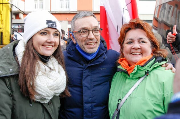 09.01.2022 Demonstration am Landhausplatz und weiter durch die Innenstadt von Innsbruck, Tirol, Österreich Demonstration für die Impffreiheit Demo gegen Corona, Coronavirus, Covid-19 Maßnahmen: Impfpflicht, Impfzwang, Impfen, Lockdown Motto der Demonstration von Team Tirol: Für unsere Freiheit FPÖ und MFG ebenfalls dabei Bild: Herbert Kickl (FPÖ Klubobmann, Parteiobmann, Parteichef)