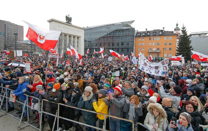 09.01.2022 Demonstration am Landhausplatz und weiter durch die Innenstadt von Innsbruck, Tirol, Österreich Demonstration für die Impffreiheit Demo gegen Corona, Coronavirus, Covid-19 Maßnahmen: Impfpflicht, Impfzwang, Impfen, Lockdown Motto der Demonstration von Team Tirol: Für unsere Freiheit FPÖ und MFG ebenfalls dabei