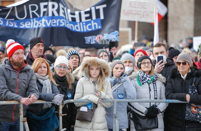 09.01.2022 Demonstration am Landhausplatz und weiter durch die Innenstadt von Innsbruck, Tirol, Österreich Demonstration für die Impffreiheit Demo gegen Corona, Coronavirus, Covid-19 Maßnahmen: Impfpflicht, Impfzwang, Impfen, Lockdown Motto der Demonstration von Team Tirol: Für unsere Freiheit FPÖ und MFG ebenfalls dabei