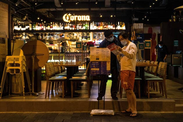 Stanley Loses Its Week-end Crowd Over Omicron Epidemic A customer checks a takeaway menu at a restaurant on Stanley Main Street. Restaurants are not allowed to provide any dine-in services after 6 pm in Hong Kong, as the Governmetn seeks to curb an omicron epidemic, in Hong Kong, China, on January 9, 2022. Hong Kong China  Copyright: xMarcxFernandesx originalFilename: fernandes-stanleyl220109_npsZP.jpg