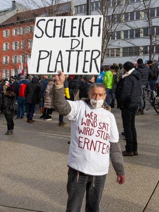 09.01.2022 Demonstration am Landhausplatz und weiter durch die Innenstadt von Innsbruck, Tirol, Österreich Demonstration für die Impffreiheit Demo gegen Corona, Coronavirus, Covid-19 Maßnahmen: Impfpflicht, Impfzwang, Impfen, Lockdown Motto der Demonstration von Team Tirol: Für unsere Freiheit FPÖ und MFG ebenfalls dabei