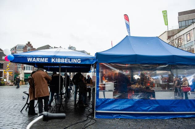 Coronavirus Emergency In The Netherlands People are eating outside while keeping social distance in one of the typical Dutch fish stands of the weekly market, during the hard lockdown imposed in the country. In Nijmegen, on January 8th, 2022. Nijmegen Gelderland Netherlands  Copyright: xRomyxArroyoxFernandezx originalFilename: arroyofernandez-coronavi220108_npeUn.jpg