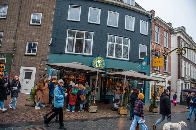 Coronavirus Emergency In The Netherlands During the hard lockdown imposed in the country, the hospitality industry is closed, so people just can take food or drinks to take away. In Nijmegen, on January 8th, 2022. Nijmegen Gelderland Netherlands  Copyright: xRomyxArroyoxFernandezx originalFilename: arroyofernandez-coronavi220108_npH77.jpg