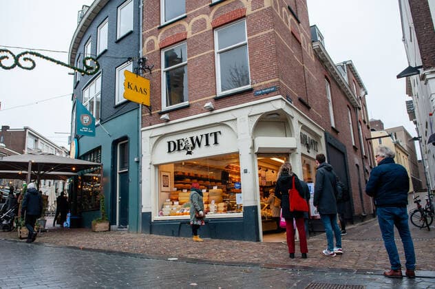 Coronavirus Emergency In The Netherlands People are waiting in line to buy in one of the most Dutch typical cheese stores, during the hard lockdown imposed in the country. In Nijmegen, on January 8th, 2022. Nijmegen Gelderland Netherlands  Copyright: xRomyxArroyoxFernandezx originalFilename: arroyofernandez-coronavi220108_npOAX.jpg