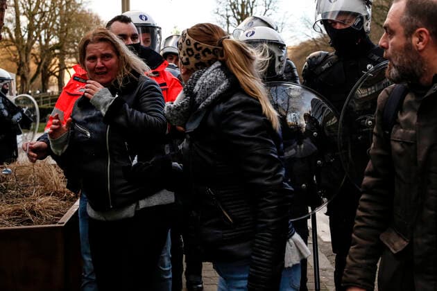 January 9, 2022, Brussels, Belgium: Police surround protesters during a demonstration against mandatory Covid-19 vaccination and other government measures to contain the spread of Covid-19 in Brussels, Belgium, January 9, 2022. Brussels Belgium - ZUMAm177 20220109_zip_m177_005 Copyright: xValeriaxMongellix