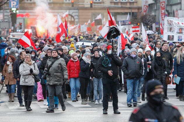 09.01.2022 Demonstration am Landhausplatz und weiter durch die Innenstadt von Innsbruck, Tirol, Österreich Demonstration für die Impffreiheit Demo gegen Corona, Coronavirus, Covid-19 Maßnahmen: Impfpflicht, Impfzwang, Impfen, Lockdown Motto der Demonstration von Team Tirol: Für unsere Freiheit FPÖ und MFG ebenfalls dabei