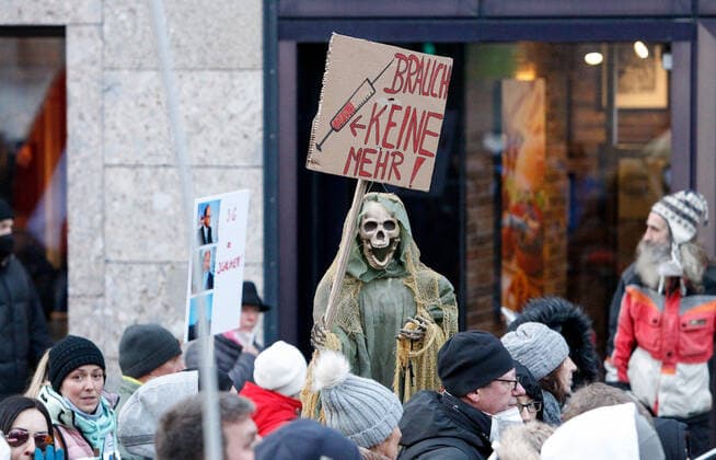 09.01.2022 Demonstration am Landhausplatz und weiter durch die Innenstadt von Innsbruck, Tirol, Österreich Demonstration für die Impffreiheit Demo gegen Corona, Coronavirus, Covid-19 Maßnahmen: Impfpflicht, Impfzwang, Impfen, Lockdown Motto der Demonstration von Team Tirol: Für unsere Freiheit FPÖ und MFG ebenfalls dabei