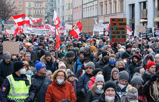 09.01.2022 Demonstration am Landhausplatz und weiter durch die Innenstadt von Innsbruck, Tirol, Österreich Demonstration für die Impffreiheit Demo gegen Corona, Coronavirus, Covid-19 Maßnahmen: Impfpflicht, Impfzwang, Impfen, Lockdown Motto der Demonstration von Team Tirol: Für unsere Freiheit FPÖ und MFG ebenfalls dabei