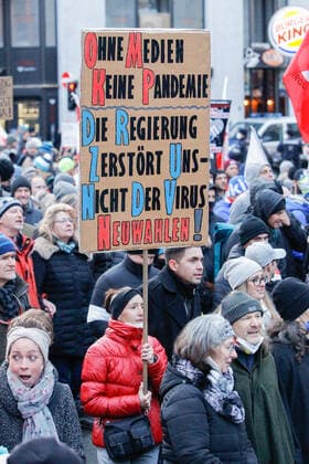News Bilder des Tages 09.01.2022 Demonstration am Landhausplatz und weiter durch die Innenstadt von Innsbruck, Tirol, Österreich Demonstration für die Impffreiheit Demo gegen Corona, Coronavirus, Covid-19 Maßnahmen: Impfpflicht, Impfzwang, Impfen, Lockdown Motto der Demonstration von Team Tirol: Für unsere Freiheit FPÖ und MFG ebenfalls dabei