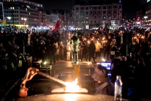 News Themen der Woche KW01 News Bilder des Tages Protestgruppen Men in Black demonstrerer i Koebenhavn, soendag den 9. januar 2022. MiB markerer aarsdagen for gruppens foerste protest.. , Copenhagen Denmark Copyright: RitzauxScanpix MadsxClausxRasmussenx cop102 spdk20220109-214540-L