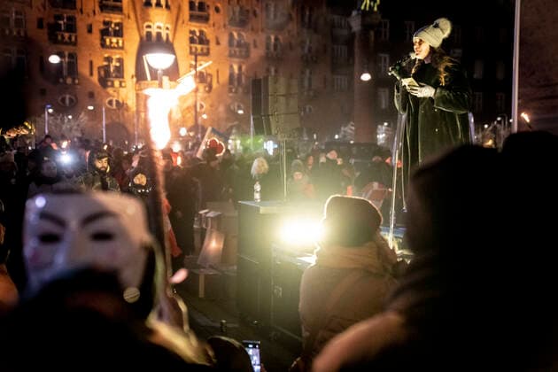 Nanna Skov Hoepfner taler i forbindelse med at protestgruppen Men in Black demonstrerer i Koebenhavn, soendag den 9. januar 2022. MiB markerer aarsdagen for gruppens foerste protest.. , Copenhagen Denmark Copyright: RitzauxScanpix MadsxClausxRasmussenx cop102 spdk20220109-214910-L