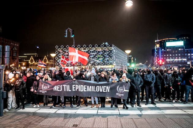 Protestgruppen Men in Black demonstrerer i Koebenhavn, soendag den 9. januar 2022. MiB markerer aarsdagen for gruppens foerste protest.. , Copenhagen Denmark Copyright: RitzauxScanpix MadsxClausxRasmussenx cop102 spdk20220109-214915-L