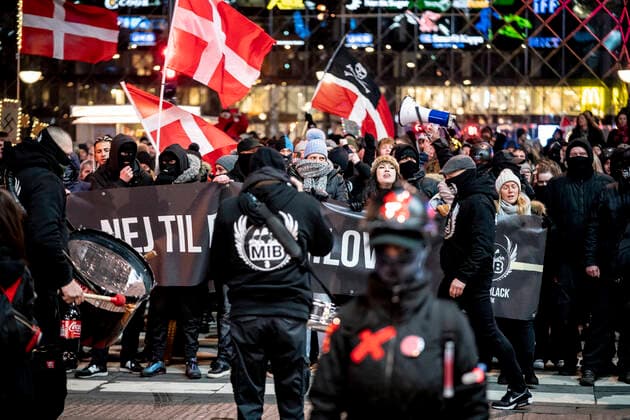 Protestgruppen Men in Black demonstrerer i Koebenhavn, soendag den 9. januar 2022. MiB markerer aarsdagen for gruppens foerste protest.. , Copenhagen Denmark Copyright: RitzauxScanpix MadsxClausxRasmussenx cop102 spdk20220109-214935-L
