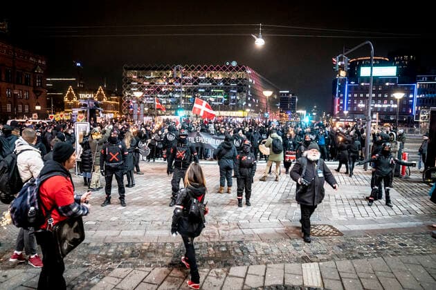 Protestgruppen Men in Black demonstrerer i Koebenhavn, soendag den 9. januar 2022. MiB markerer aarsdagen for gruppens foerste protest.. , Copenhagen Denmark Copyright: RitzauxScanpix MadsxClausxRasmussenx cop102 spdk20220109-215013-L