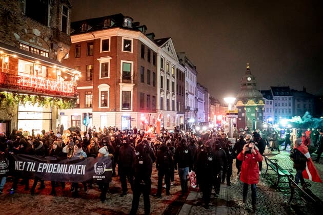Protestgruppen Men in Black demonstrerer i Koebenhavn, soendag den 9. januar 2022. MiB markerer aarsdagen for gruppens foerste protest.. , Copenhagen Denmark Copyright: RitzauxScanpix MadsxClausxRasmussenx cop102 spdk20220109-215216-L