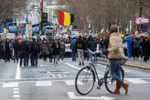 News Bilder des Tages 09.01.2022 , Brüssel , Belgien , Tausende demonstrieren gegen die Coronamassnahmen der Regierung in Belgien und gegen die Impfpflicht , leichte Ausschreitungen nach Ende der Demonstration.