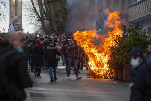 09.01.2022 , Brüssel , Belgien , Tausende demonstrieren gegen die Coronamassnahmen der Regierung in Belgien und gegen die Impfpflicht , leichte Ausschreitungen nach Ende der Demonstration.
