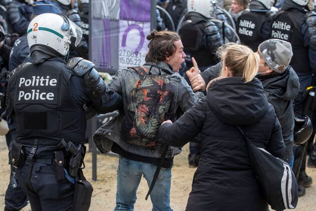 09.01.2022 , Brüssel , Belgien , Tausende demonstrieren gegen die Coronamassnahmen der Regierung in Belgien und gegen die Impfpflicht , leichte Ausschreitungen nach Ende der Demonstration.