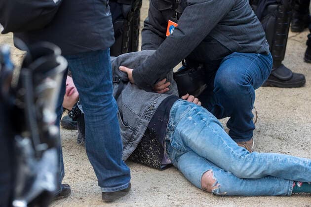 09.01.2022 , Brüssel , Belgien , Tausende demonstrieren gegen die Coronamassnahmen der Regierung in Belgien und gegen die Impfpflicht , leichte Ausschreitungen nach Ende der Demonstration.