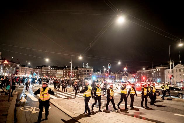 Protestgruppen Men in Black demonstrerer i Koebenhavn, soendag den 9. januar 2022. MiB markerer aarsdagen for gruppens foerste protest.. , Copenhagen Denmark Copyright: RitzauxScanpix MadsxClausxRasmussenx cop102 spdk20220109-215600-L