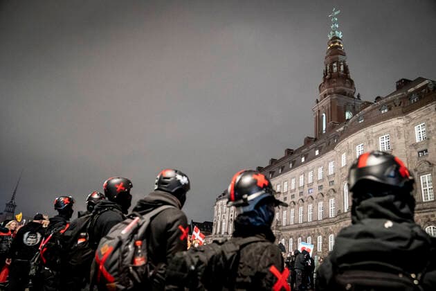 Protestgruppen Men in Black demonstrerer i Koebenhavn, soendag den 9. januar 2022. MiB markerer aarsdagen for gruppens foerste protest.. , Copenhagen Denmark Copyright: RitzauxScanpix MadsxClausxRasmussenx cop102 spdk20220109-220237-L
