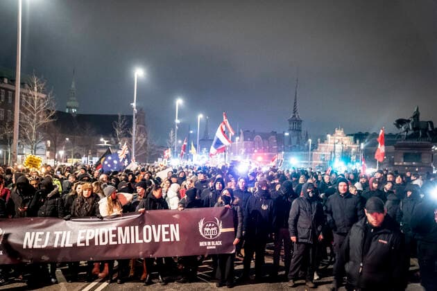 Protestgruppen Men in Black demonstrerer i Koebenhavn, soendag den 9. januar 2022. MiB markerer aarsdagen for gruppens foerste protest.. , Copenhagen Denmark Copyright: RitzauxScanpix MadsxClausxRasmussenx cop102 spdk20220109-220315-L