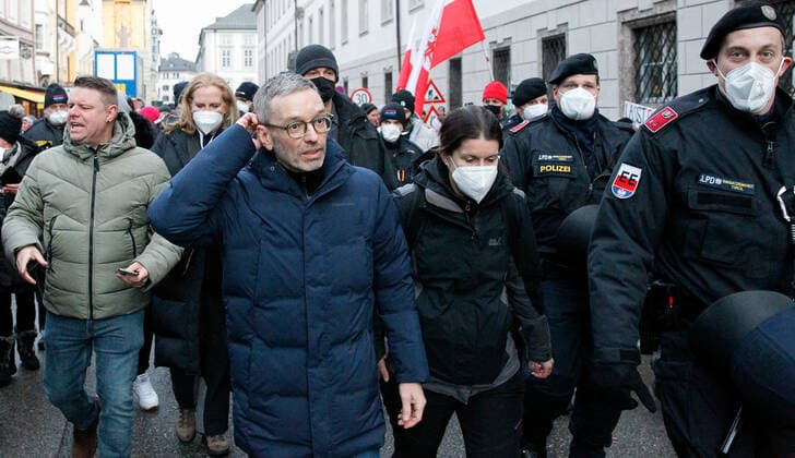 09.01.2022 Demonstration am Landhausplatz und weiter durch die Innenstadt von Innsbruck, Tirol, Österreich Demonstration für die Impffreiheit Demo gegen Corona, Coronavirus, Covid-19 Maßnahmen: Impfpflicht, Impfzwang, Impfen, Lockdown Motto der Demonstration von Team Tirol: Für unsere Freiheit FPÖ und MFG ebenfalls dabei Bild: Herbert Kickl (FPÖ Klubobmann, Parteiobmann, Parteichef)