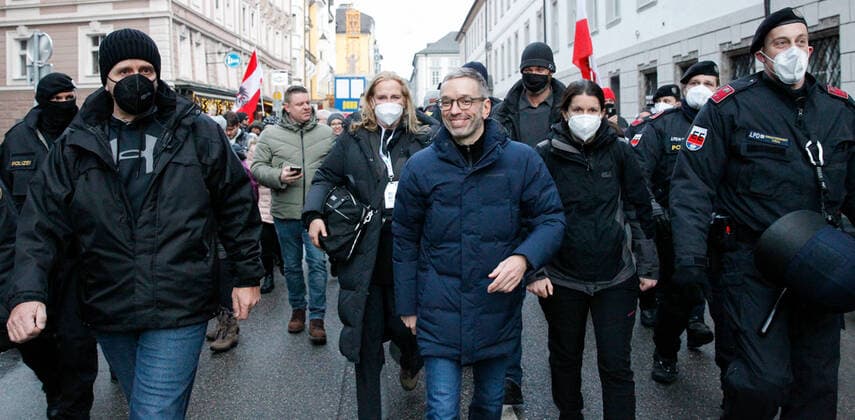 09.01.2022 Demonstration am Landhausplatz und weiter durch die Innenstadt von Innsbruck, Tirol, Österreich Demonstration für die Impffreiheit Demo gegen Corona, Coronavirus, Covid-19 Maßnahmen: Impfpflicht, Impfzwang, Impfen, Lockdown Motto der Demonstration von Team Tirol: Für unsere Freiheit FPÖ und MFG ebenfalls dabei Bild: Herbert Kickl (FPÖ Klubobmann, Parteiobmann, Parteichef)