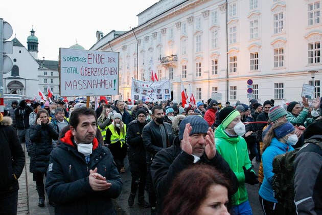 09.01.2022 Demonstration am Landhausplatz und weiter durch die Innenstadt von Innsbruck, Tirol, Österreich Demonstration für die Impffreiheit Demo gegen Corona, Coronavirus, Covid-19 Maßnahmen: Impfpflicht, Impfzwang, Impfen, Lockdown Motto der Demonstration von Team Tirol: Für unsere Freiheit FPÖ und MFG ebenfalls dabei
