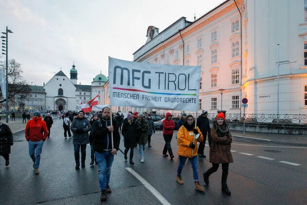 09.01.2022 Demonstration am Landhausplatz und weiter durch die Innenstadt von Innsbruck, Tirol, Österreich Demonstration für die Impffreiheit Demo gegen Corona, Coronavirus, Covid-19 Maßnahmen: Impfpflicht, Impfzwang, Impfen, Lockdown Motto der Demonstration von Team Tirol: Für unsere Freiheit FPÖ und MFG ebenfalls dabei