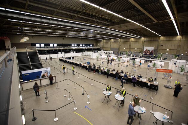 Booster Vaccination Against COVID In The Netherlands General view of the vaccination center and the 20 booths pods. Vaccination center in Eindhoven with 20 lanes and the capacity of 7500 vaccines per day. The jabs are administered by GGD healthcare workers as a booster shot to protect from Covid-19. The third-dose booster is available for all in the Netherlands. The country is in a lockdown as the nation battles the outbreak of the new Omicron variant, sars-cov-2 coronavirus mutation of the pandemic. Eindhoven, The Netherlands on January 7, 2022 Eindhoven Netherlands  Copyright: xNicolasxEconomoux originalFilename: economou-notitle220109_npJnH.jpg