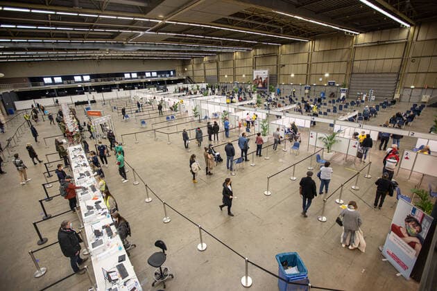 Booster Vaccination Against COVID In The Netherlands General view of the vaccination center and the 20 booths pods. Vaccination center in Eindhoven with 20 lanes and the capacity of 7500 vaccines per day. The jabs are administered by GGD healthcare workers as a booster shot to protect from Covid-19. The third-dose booster is available for all in the Netherlands. The country is in a lockdown as the nation battles the outbreak of the new Omicron variant, sars-cov-2 coronavirus mutation of the pandemic. Eindhoven, The Netherlands on January 7, 2022 Eindhoven Netherlands  Copyright: xNicolasxEconomoux originalFilename: economou-notitle220109_npOqX.jpg
